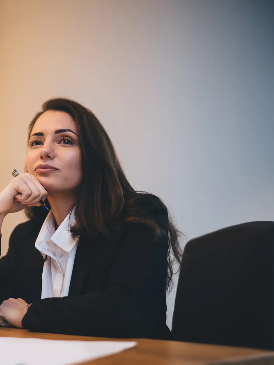 Mujer profesional en un entorno de trabajo, liderando con criterio