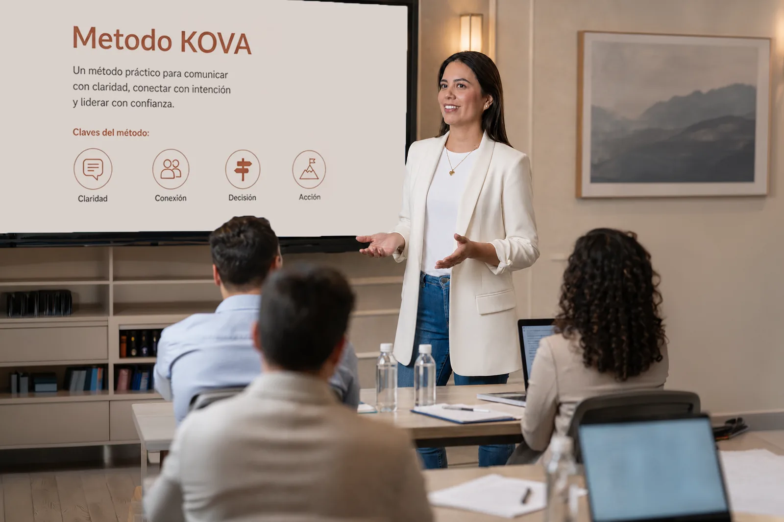 Karla Orrala facilitando una charla profesional ante una audiencia