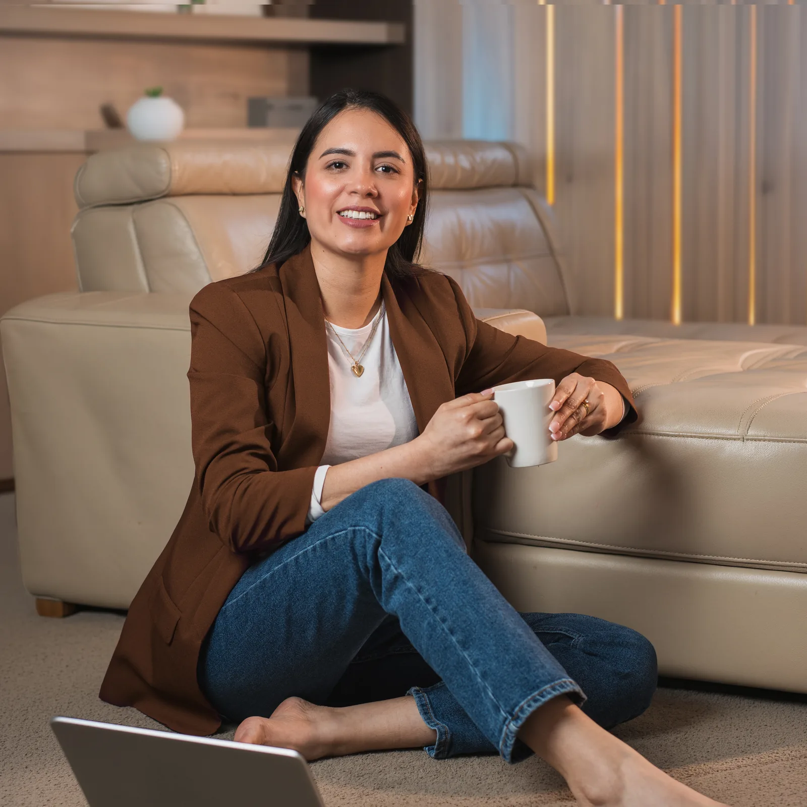 Karla Orrala en un ambiente cálido y natural, con una taza de café